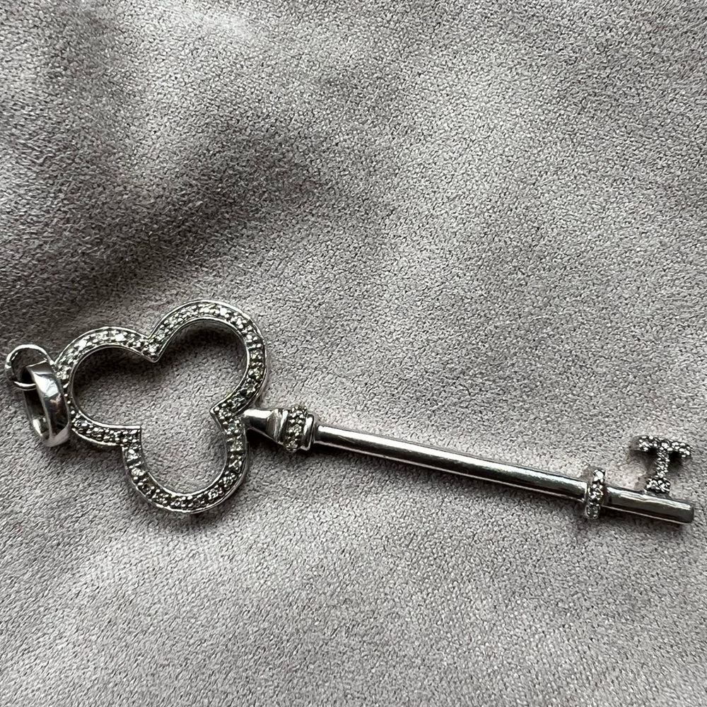 925 Sterling Silver and diamond key charm pendant - Picture 3 of 10
